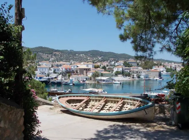 Blick zum Alten Hafen von Spetses