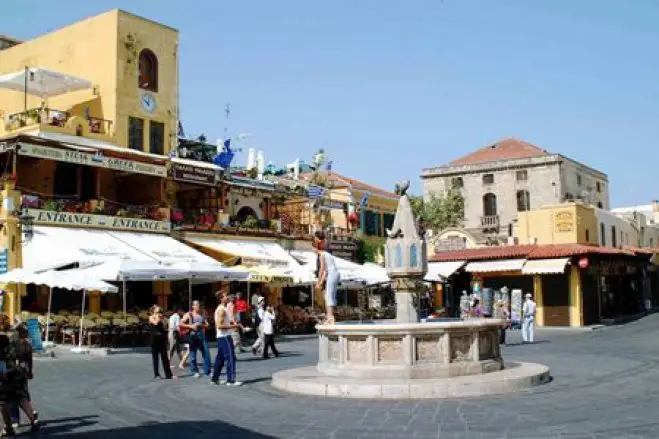 Auf dem Dodekanes soll es heute kräftig regnen. (Unser Foto von Eurokinissi zeigt den Platz der jüdischen Märtyrer/Platia Evraion Martyron in Rhodos-Stadt)