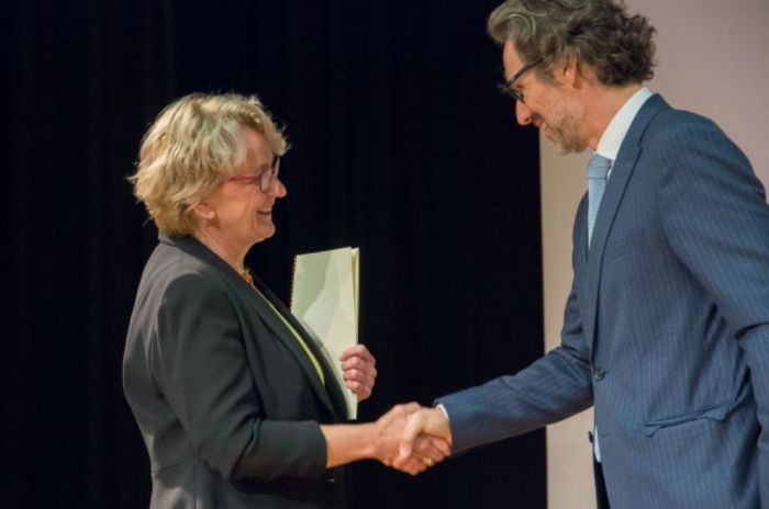 Auf dem Bild sind der Botschafter der Bundesrepublik Deutschland in Athen Jens Plötner (r.) und die Schulleiterin Annette Brunke-Kullik zu sehen. (Foto: © Deutsche Schule Athen)