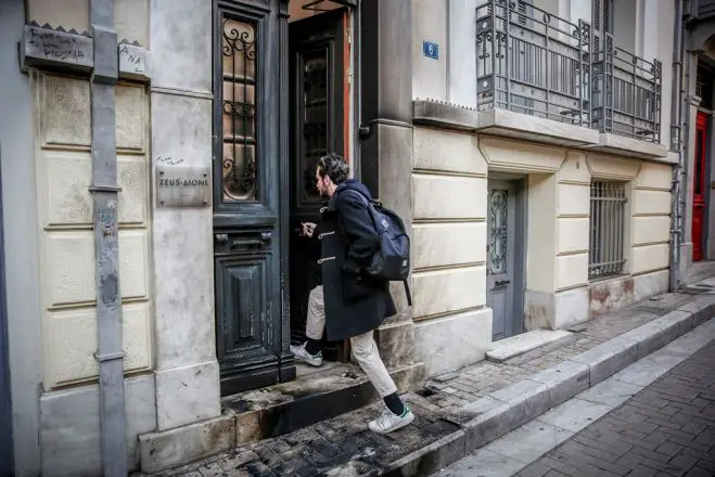 Unser Foto (© Eurokinissi) zeigt das Haus, vor dem der Anschlag verübt wurde.