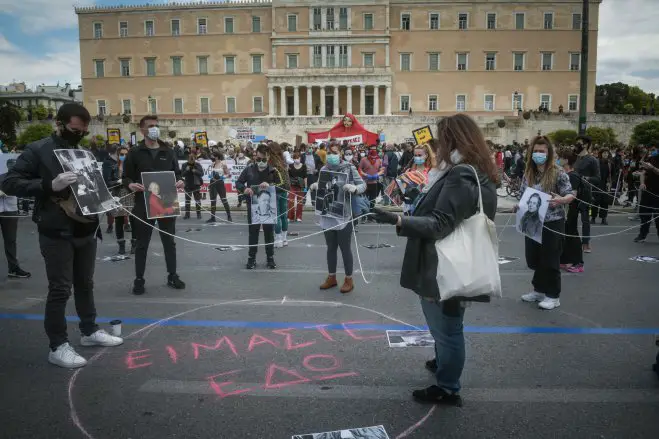 Unser Foto (© Eurokinissi) entstand am Donnerstag (7.5.) während einer Demonstration von Kunstschaffenden vor dem Parlament in Athen.