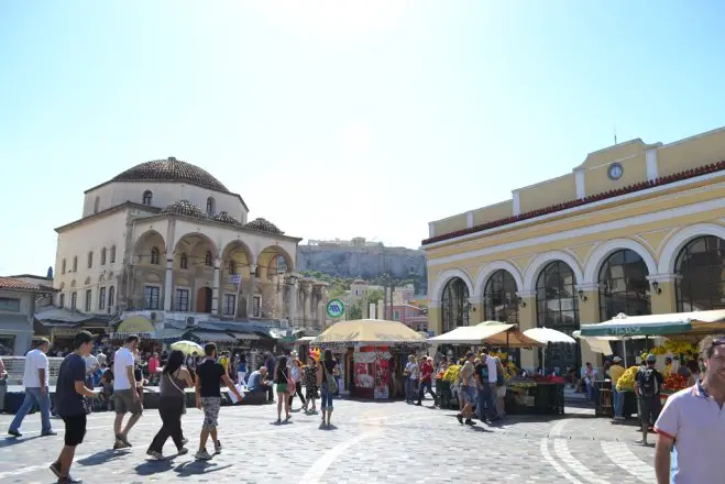 Foto (© Griechenland Zeitung / Jan Hübel): Der Monastiraki-Platz im Athener Zentrum.