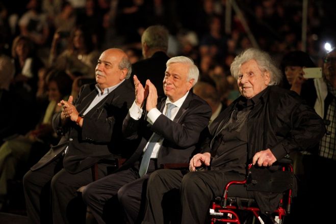 Unsere Archivfotos (© Eurokinissi) entstanden am 20. Juni 2017 während des Konzerts „Ganz Griechenland“, das zu Ehren von Mikis Theodorakis (r.) gegeben wurde. Unser Aufmachungsfoto: Links neben dem Komponisten Staatspräsident Prokopis Pavlopoulos und Parlamentspräsident Nikos Voutsis.   