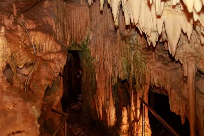 Unser Archivfoto (© Eurokinissi) zeigt die Diros Tropfsteinhöhle in Mani