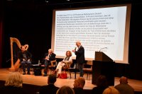 Die GZ-Herausgeber Jan Hübel (stehend) und Robert Stadler (links außen) im Interview mit der griechischen Autorin. Neben ihr sitzt Hagen Fleischer (Griechenland Zeitung / Jana Petersmeier).