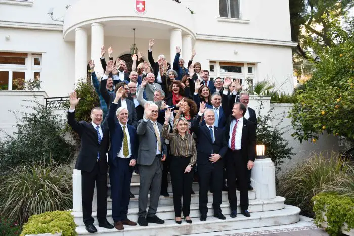 Unser Foto (© Griechenland Zeitung / Jan Hübel) entstand bei der zweitägigen Tagung zur „Reaktivierung der Peloponnes-Bahn“, die von der Schweizer Botschaft in Athen organisiert worden war.