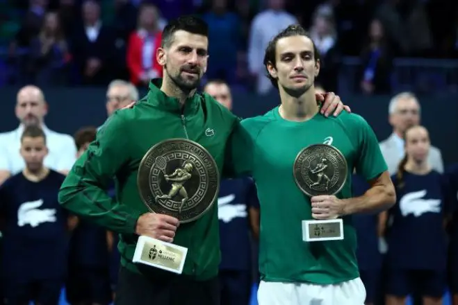 Unser Foto (© Eurokinissi) zeigt Novak Djokovic und Lorenzo Musetti beim ATP-250-Turnier in Athen.