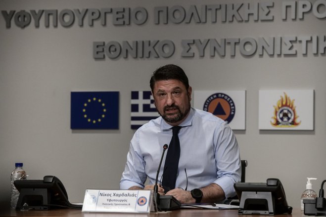Unser Foto (© Eurokinissi) zeigt den Staatssekretär für Krisenmanagement im Bürgerschutzministerium Nikos Chardalias am Dienstag (21.7.) während einer Pressekonferenz in Athen.