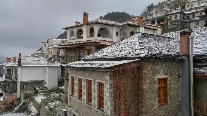 Fotos (© Eurokinissi): Winterliche Atmosphäre passt perfekt zu Metsovo.