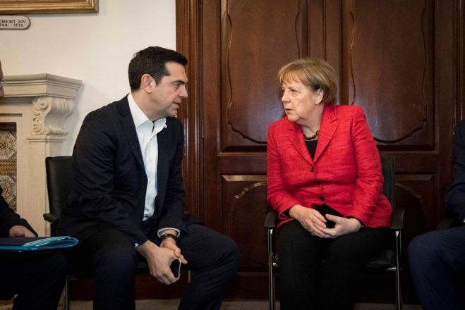 Unser Foto (© Eurokinissi) zeigt Ministerpräsident Alexis Tsipras im Gespräch mit der deutschen Bundeskanzlerin Angela Merkel am Rande des EU-Gipfeltreffens in Malta.