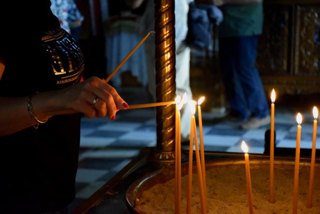 Eine Kerzenspende für den lieben Gott: Die Religion spielt im Alltag vieler Griechen eine wichtige Rolle (Foto: © Eurokinissi).
