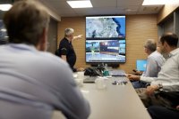 Unser Foto (© Eurokinissi) entstand am Mittwoch (20.7.) im Koordinierungszentrum des Ministeriums für Klimakrise und Bürgerschutz.