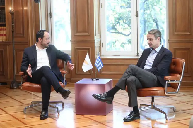 Unser Foto (© Eurokinissi) zeigt den griechischen Ministerpräsidenten Kyriakos Mitsotakis (r.) im Gespräch mit dem Präsidenten der Republik Zypern Nikos Christodoulidis. 