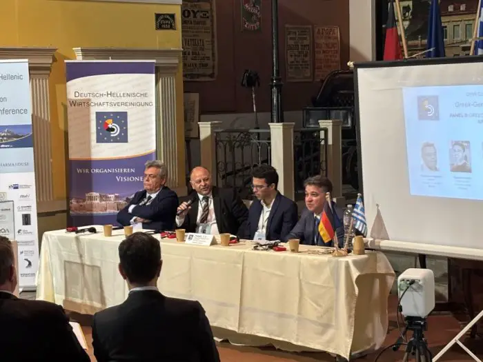 Belebte Diskussionen bei den Deutsch-Griechischen Wirtschaftsgesprächen im Panel zum Thema KI im Verteidigungssektor, Foto ( © Griechenland Zeitung / Tristan Lenk).