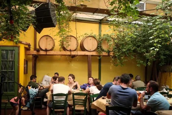 Unser Archivfoto (© Eurokinissi) entstand in einer Taverne in Athen.