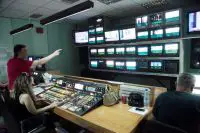 Unser Archivfoto (© Eurokinissi) ist im Sommer 2015 im Nachrichtenstudio des staatlichen Rundfunk- und Fernsehsenders ERT entstanden.