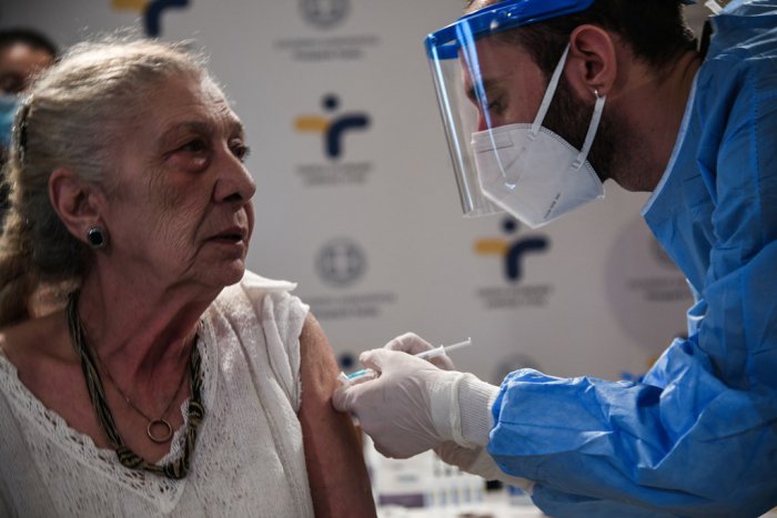 Unser Foto (© Eurokinissi) entstand während einer Impfaktion in einem Altersheim in Griechenland.