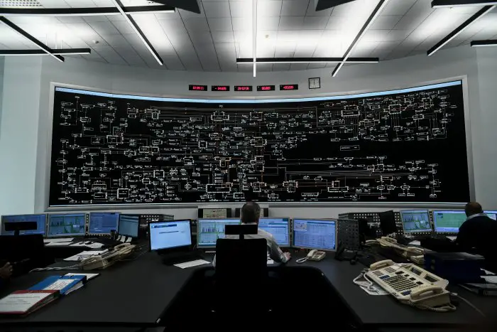 Unser Foto (© Eurokinissi) zeigt eine moderne Schaltzentrale für die Versorgung mit Elektroenergie in Griechenland.