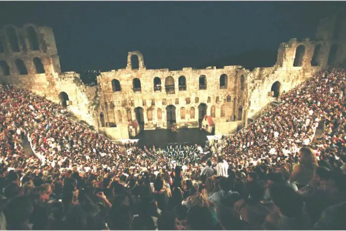 Unser Archivfoto (© Eurokinissi) zeigt eine Veranstaltung im Irodio vor vollen Rängen. 