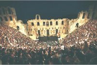 Unser Archivfoto (© Eurokinissi) zeigt eine Veranstaltung im Irodio vor vollen Rängen. 