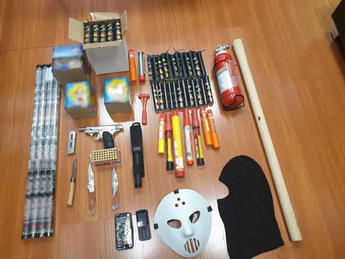 Das Foto (© Eurokinissi) zeigt das Waffenarsenal, das bei einer Hausdurchsuchung bei einem der verhafteten Mittäter gefunden wurde.