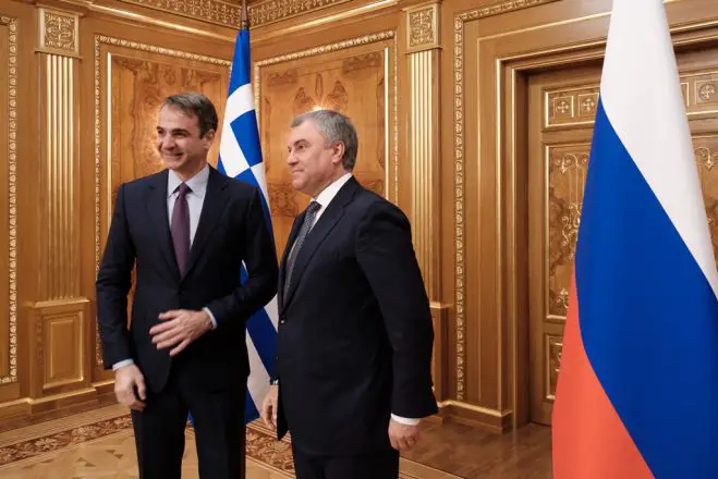 ND-Vorsitzender Kyriakos Mitsotakis ist heute zu Gast im russischen Parlament. Auf unserem Foto wird Mitsotakis (links) von Duma-Leiter Viacheslav Volodin begrüßt (Foto: © eurokinissi).