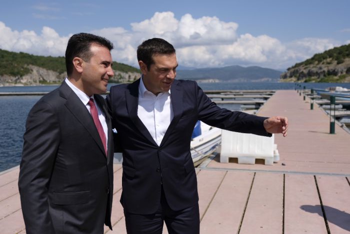 Unser Archivfoto (© Eurokinissi) zeigt Ministerpräsident Alexis Tsipras (r.) und seinen Amtskollegen aus Skopje Zoran Zaev Mitte Juni an den Prespes-Seen in Nordgriechenland.