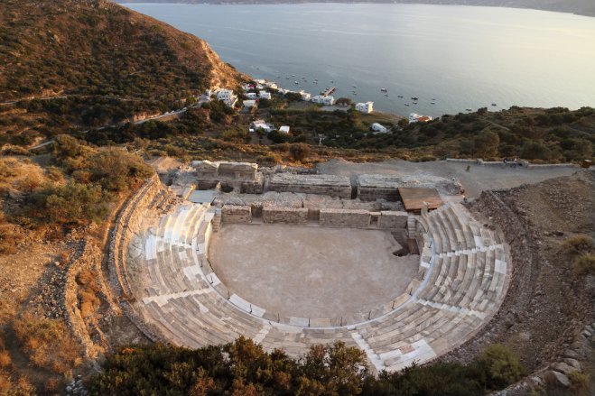 Das Foto (© Eurokinissi) zeigt das antike Theater der Kykladeninsel Milos.