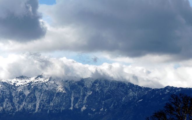 Zwei Menschen auf Kreta vom Schnee eingeschlossen