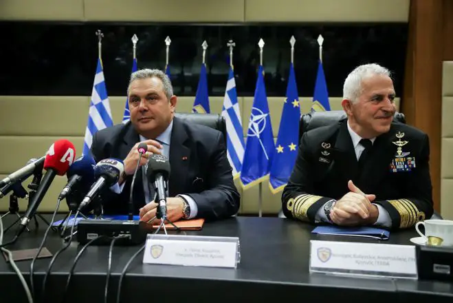 Unser Archivfoto (© Eurokinissi) entstand am Montag (14.1.) während einer Pressekonferenz des scheidenden Verteidigungsministers Panos Kammenos (l.). Rechts im Bild sein Nachfolger Evangelos Apostolakis.