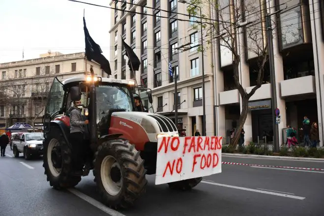 Großaufgebot protestierender Bauern mit Traktoren in Athen