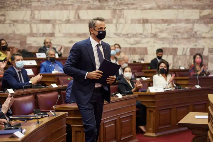 Unser Foto (© Eurokinissi) zeigt Premierminister Kyriakos Mitsotakis im Parlament während der 13. Vollversammlung der im Ausland lebenden griechischstämmigen Parlamentarier.