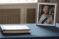 Unser Foto (© Eurokinissi) entstand in einem Raum der britischen Botschaft in Athen.