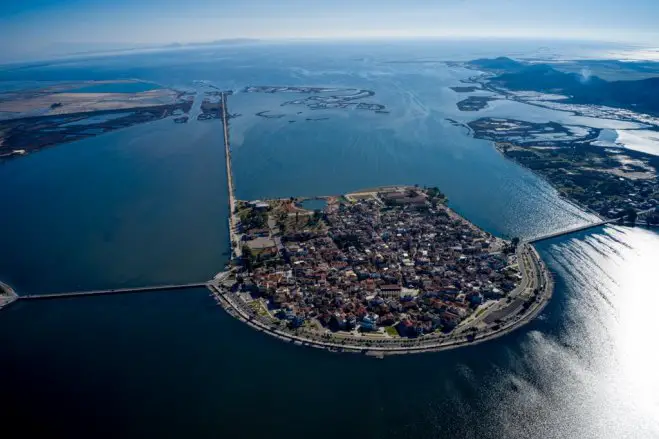 Unser Archivfoto (© Eurokinissi) zeigt die Lagunenstadt Etoliko von oben.