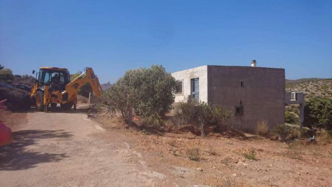 Unsere Fotos (Eurokinissi) entstanden bei Abrissarbeiten illegal errichteter Gebäude in Attika. Bild Nr. 1 zeigt ein Gebäude, dass in der Region Argileza in der Nähe von Sounio stand. Diese Aufnahme entstand – wie auch Foto Nr. 2 – am 30.8.2018. Die beiden anderen Fotos entstanden bereits am 20.8.2018.