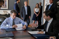 Unsere Fotos (© Eurokinissi) entstanden am Donnerstag während des Besuches von Ministerpräsident Kyriakos Mitsotakis (l.) im Tourismusministerium. Rechts im Bild: Tourismusminister Charis Theocharis.