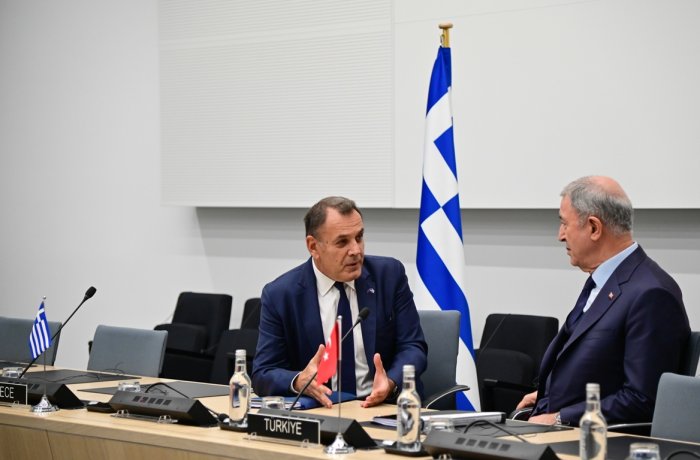 Unser Foto (© Eurokinissi) zeigt Verteidigungsminister Panagiotopoulos (l.) im Gespräch mit seinem türkischen Amtskollegen Akar.
