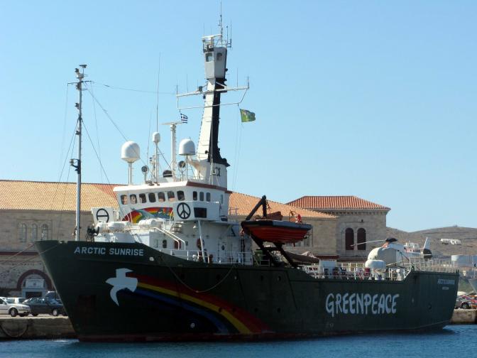 Greenpeace-Schiff in den Kykladen gegen Überfischung der Meere