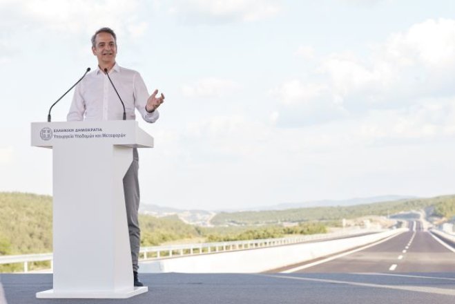 Unser Foto (© Eurokinissi) zeigt Premierminister Kyriakos Mitsotakis bei der Übergabe der Autobahn E65 von Zentralgriechenland in Grevena.