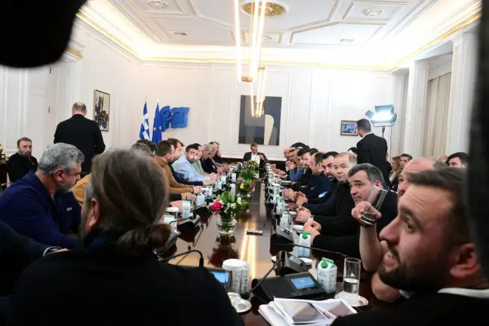 Unser Foto (© Eurokinissi) entstand am Dienstag (13.1.) während des Treffens zwischen Premierminister Kyriakos Mitsotakis und Vertretern der Landwirte.