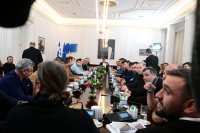 Unser Foto (© Eurokinissi) entstand am Dienstag (13.1.) während des Treffens zwischen Premierminister Kyriakos Mitsotakis und Vertretern der Landwirte.