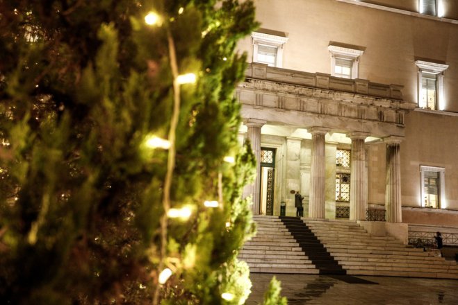 Unser Foto (© Eurokinissi) zeigt den Eingang des griechischen Parlaments in Athen.