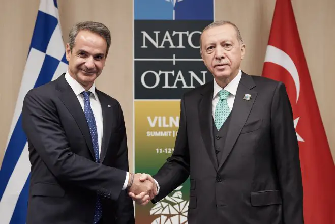 Unser Archivfoto (© Eurokinissi) zeigt Ministerpräsident Kyriakos Mitsotakis (l.) während einer Begegnung mit dem türkischen Präsidenten Recep Tayyip Erdoğan am 12. Juli 2023 während eines Gipfeltreffens der NATO-Staaten. 