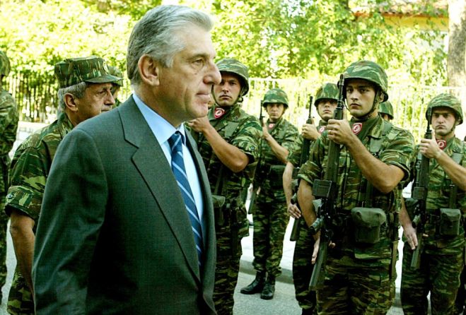 Unser Archivfoto zeigt Papantoniou während seiner Amtszeit als Verteidigungsminister.