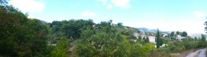 Ambeliona: Panoramablick auf ein verschlafenes Dorf.