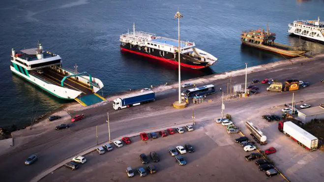 Unser Foto (© Eurokinissi) zeigt Fährschiffe älterer Bauart in Rion.