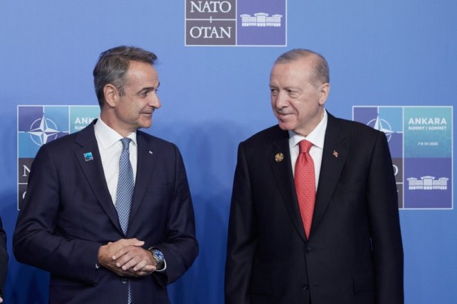 Unser Foto (© Eurokinissi) zeigt den griechischen Ministerpräsident Kyriakos Mitsotakis (l.) während des NATO-Gipfeltreffens in Ankara mit dem türkischen Staatspräsidenten Recep Tayyip Erdoğan.
