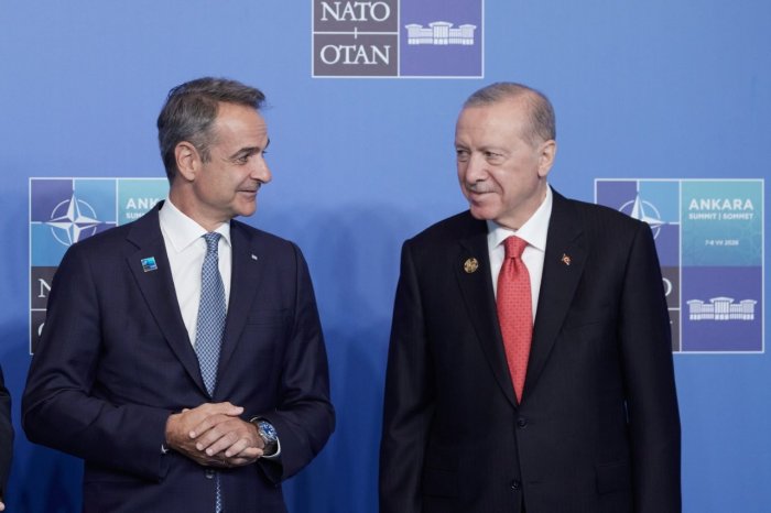 Unser Foto (© Eurokinissi) zeigt den griechischen Ministerpräsident Kyriakos Mitsotakis (l.) während des NATO-Gipfeltreffens in Ankara mit dem türkischen Staatspräsidenten Recep Tayyip Erdoğan.