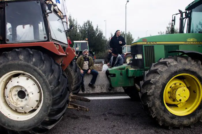Unsere Fotos (© Eurokinissi) sind am Montag (28.1.) im Rahmen der Straßenblockade durch Landwirte auf der Nationalstraße in Mittelgriechenland entstanden.