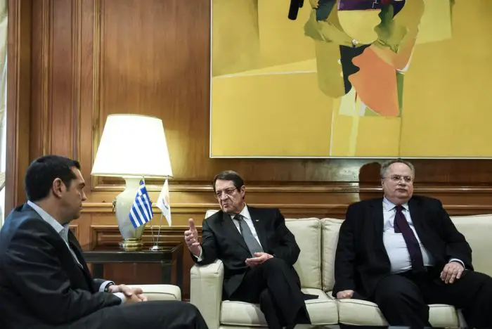 Unser Foto (© Eurokinissi) zeigt Ministerpräsident Alexis Tsipras (l.) während eines Treffens mit dem zyprischen Staatspräsidenten Nikos Anastassiadis (m.). Rechts im Bild der griechische Außenminister Nikos Kotzias.